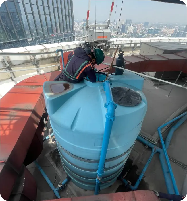 Servicio de limpieza de tinacos en inmueble comercial en CDMX y EDOMEX
